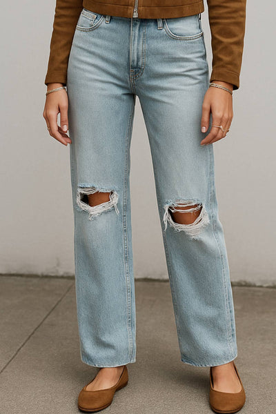Pantalón wide leg de denim con rotos, tiro alto, bolsillos delanteros y traseros de parche. Cierre con botón y cremallera oculta. Detalle de rotos en bajo.
