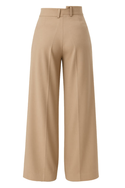 Pantalón de fit wide leg, cintura alta con pretina criss cross, trabillas, pinzas frontales con raya, bolsillos delanteros, cierre frontal con botón en contraste y cremallera oculta.