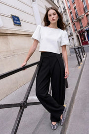 Pantalón wide leg de cintura alta con pretina ancha, pinzas con detalle decorativo frontal, bolsillos delanteros, cierre frontal con broche y cremallera ocultos.