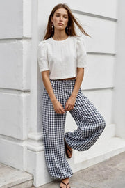 Pantalón estampado de fit balloon, cintura alta con pretina elástica y jareta frontal ajustable, pinzas frontales, bajo globo elástico y bolsillos delanteros.