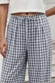 Pantalón estampado de fit balloon, cintura alta con pretina elástica y jareta frontal ajustable, pinzas frontales, bajo globo elástico y bolsillos delanteros.