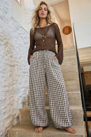 Pantalón estampado de fit balloon, cintura alta con pretina elástica y jareta frontal ajustable, pinzas frontales, bajo globo elástico y bolsillos delanteros.