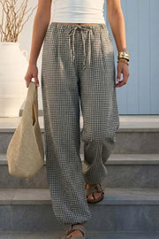 Pantalón estampado de fit balloon, cintura alta con pretina elástica y jareta frontal ajustable, bajo globo y bolsillos delanteros.