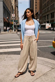 Pantalón estampado de fit balloon, cintura alta con pretina elástica y jareta frontal ajustable, pinzas frontales, bajo globo elástico y bolsillos delanteros.