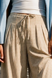 Pantalón estampado de fit balloon, cintura alta con pretina elástica y jareta frontal ajustable, pinzas frontales, bajo globo elástico y bolsillos delanteros.