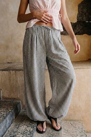 Pantalón estampado de fit balloon, cintura alta con pretina elástica y jareta frontal ajustable, pinzas frontales, bajo globo elástico y bolsillos delanteros.