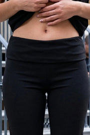 Leggings ajustados, de cintura media elástica con doblez en pretina y fit flare.