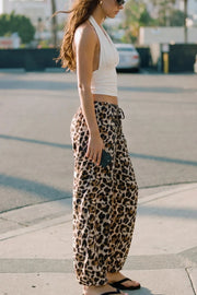 Pantalón de estampado animal, fit balloon, cintura alta con pretina elástica y jareta frontal ajustable, bolsillos delanteros y rib elástico en bajo.