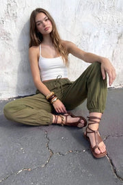 Pantalón de lino, fit balloon, cintura alta con pretina elástica y jareta frontal ajustable, bolsillos delanteros y rib elástico en bajo.