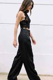Pantalón satinado de fit balloon, cintura alta con pretina ancha, pinzas con detalle decorativo frontal, bolsillos delanteros, cierre frontal con broche y cremallera ocultos.