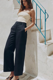 Pantalón de fit culotte, cintura alta con pretina, raya frontal y posterior, bolsillos delanteros y vivos decorativos posteriores. Cierre frontal con broche y cremallera ocultos.