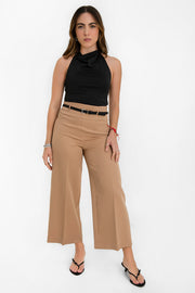 Pantalón de fit culotte, cintura alta con trabillas y cinturón delgado con hebilla en contraste, detalle de raya frontal y posterior. Cierre lateral con cremallera oculta.