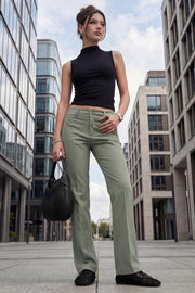 Pantalón ajustado de fit flare, cintura alta con pretina y trabillas, raya frontal y posterior, cierre con cremallera oculta y botones.