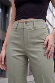 Pantalón ajustado de fit flare, cintura alta con pretina y trabillas, raya frontal y posterior, cierre con cremallera oculta y botones.