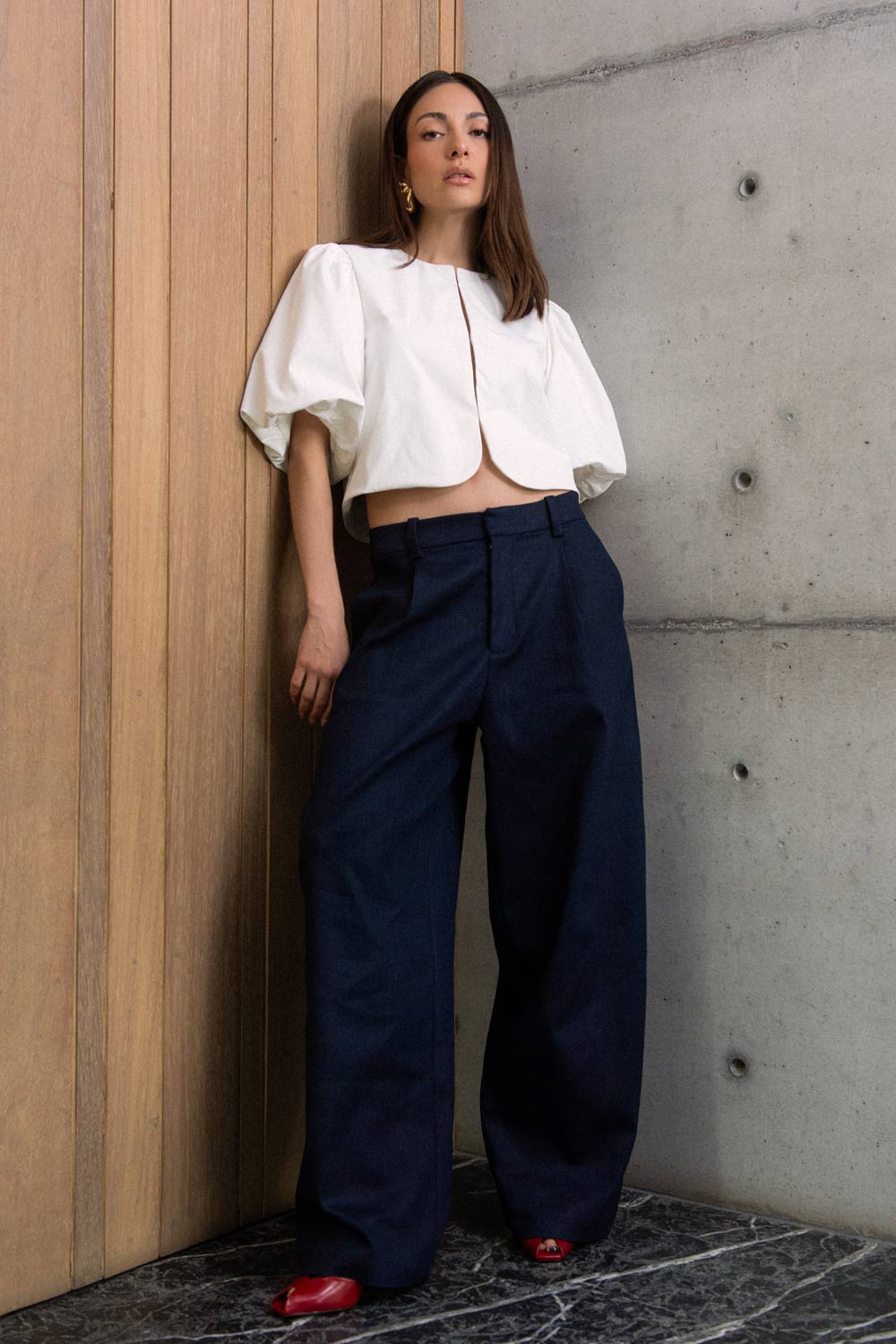 Pantalón de fit recto, cintura media con pretina y trabillas, bolsillos delanteros y vivos decorativos posteriores. Detalles de pinzas frontales, cierre con broche y cremallera ocultos.