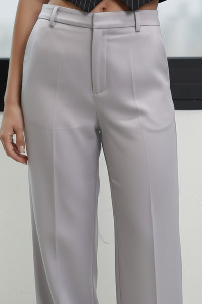 Pantalón de fit recto, cintura alta con pretina y trabillas, bolsillos delanteros y posteriores decorativos con cartera, raya frontal, cierre con broche y cremallera ocultos.