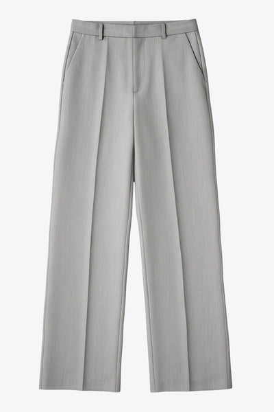 Pantalón de fit recto, cintura alta con pretina y trabillas, bolsillos delanteros y posteriores decorativos con cartera, raya frontal, cierre con broche y cremallera ocultos.