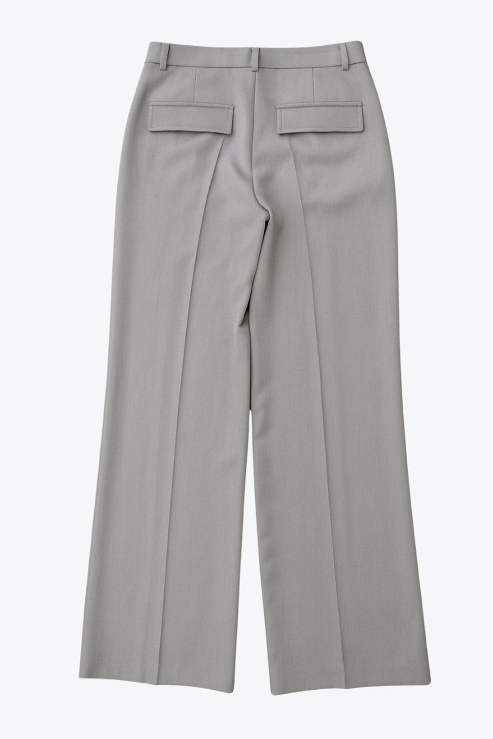 Pantalón de fit recto, cintura alta con pretina y trabillas, bolsillos delanteros y posteriores decorativos con cartera, raya frontal, cierre con broche y cremallera ocultos.