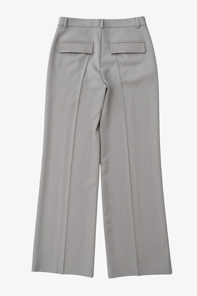 Pantalón de fit recto, cintura alta con pretina y trabillas, bolsillos delanteros y posteriores decorativos con cartera, raya frontal, cierre con broche y cremallera ocultos.