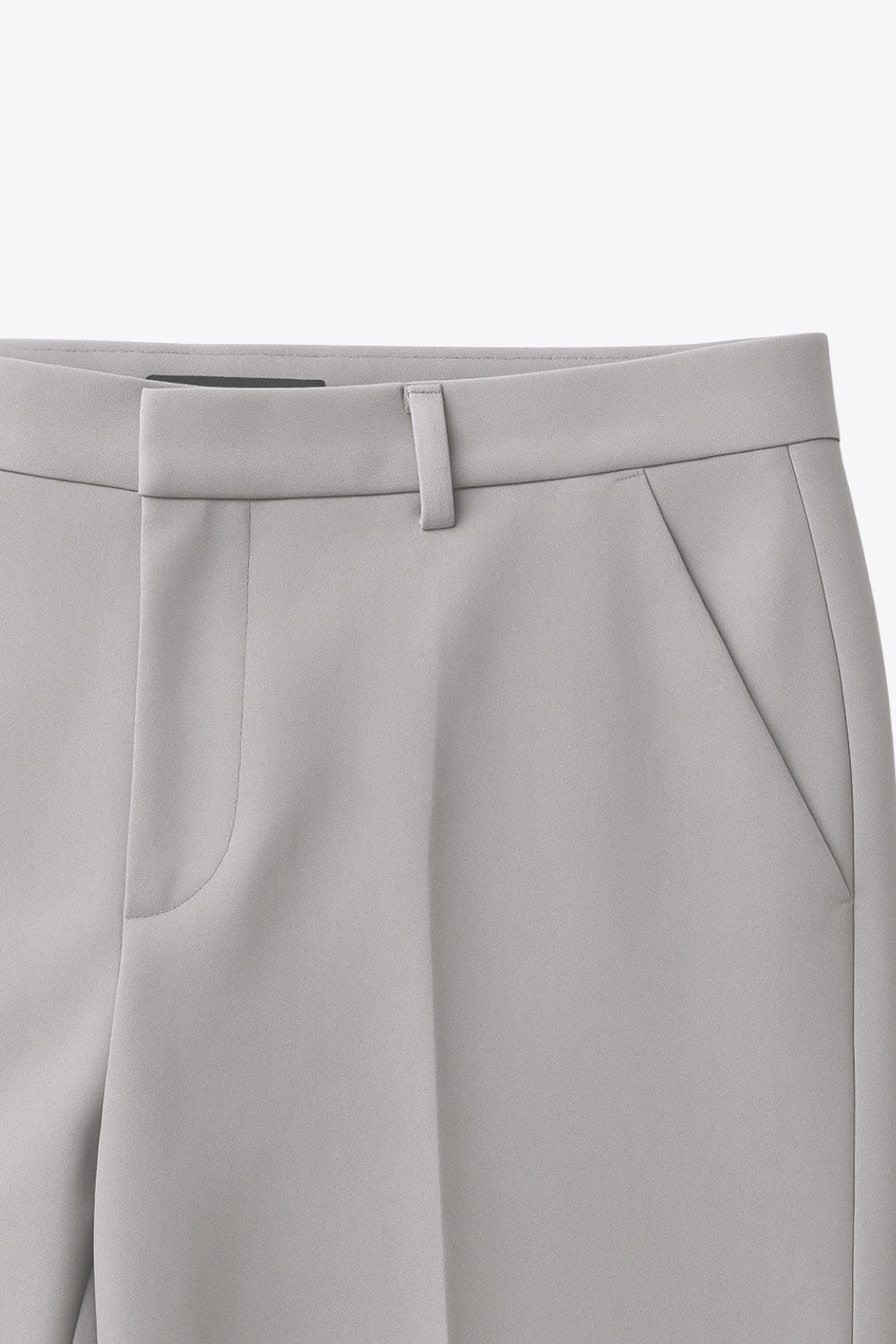 Pantalón de fit recto, cintura alta con pretina y trabillas, bolsillos delanteros y posteriores decorativos con cartera, raya frontal, cierre con broche y cremallera ocultos.