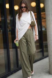 Pantalón de fit wide leg, cintura alta con pretina con detalle v posterior y trabillas, pinzas frontales, bolsillos delanteros, vivos decorativos posteriores, cierre frontal con botón en contraste y cremallera oculta.