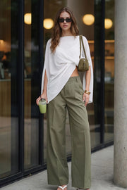 Pantalón de fit wide leg, cintura alta con pretina con detalle v posterior y trabillas, pinzas frontales, bolsillos delanteros, vivos decorativos posteriores, cierre frontal con botón en contraste y cremallera oculta.