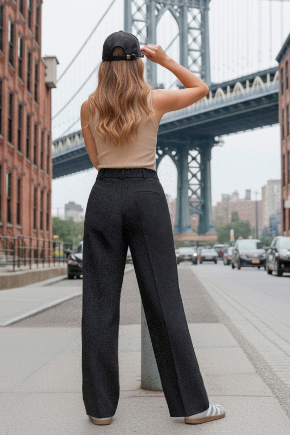 Pantalón de fit wide leg, cintura alta con pretina y trabillas, pinzas frontales con raya frontal, bolsillos delanteros, vivo decorativo posterior, cierre frontal con broche y cremallera ocultos.