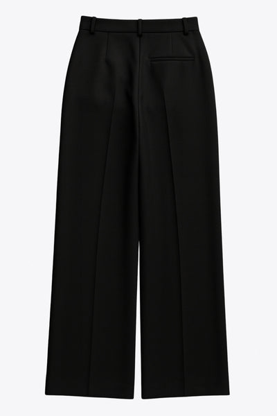 Pantalón de fit wide leg, cintura alta con pretina y trabillas, pinzas frontales con raya frontal, bolsillos delanteros, vivo decorativo posterior, cierre frontal con broche y cremallera ocultos.