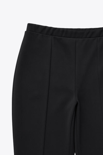 Pantalón ajustado de fit flare, cintura alta con pretina elástica y detalle de raya frontal.