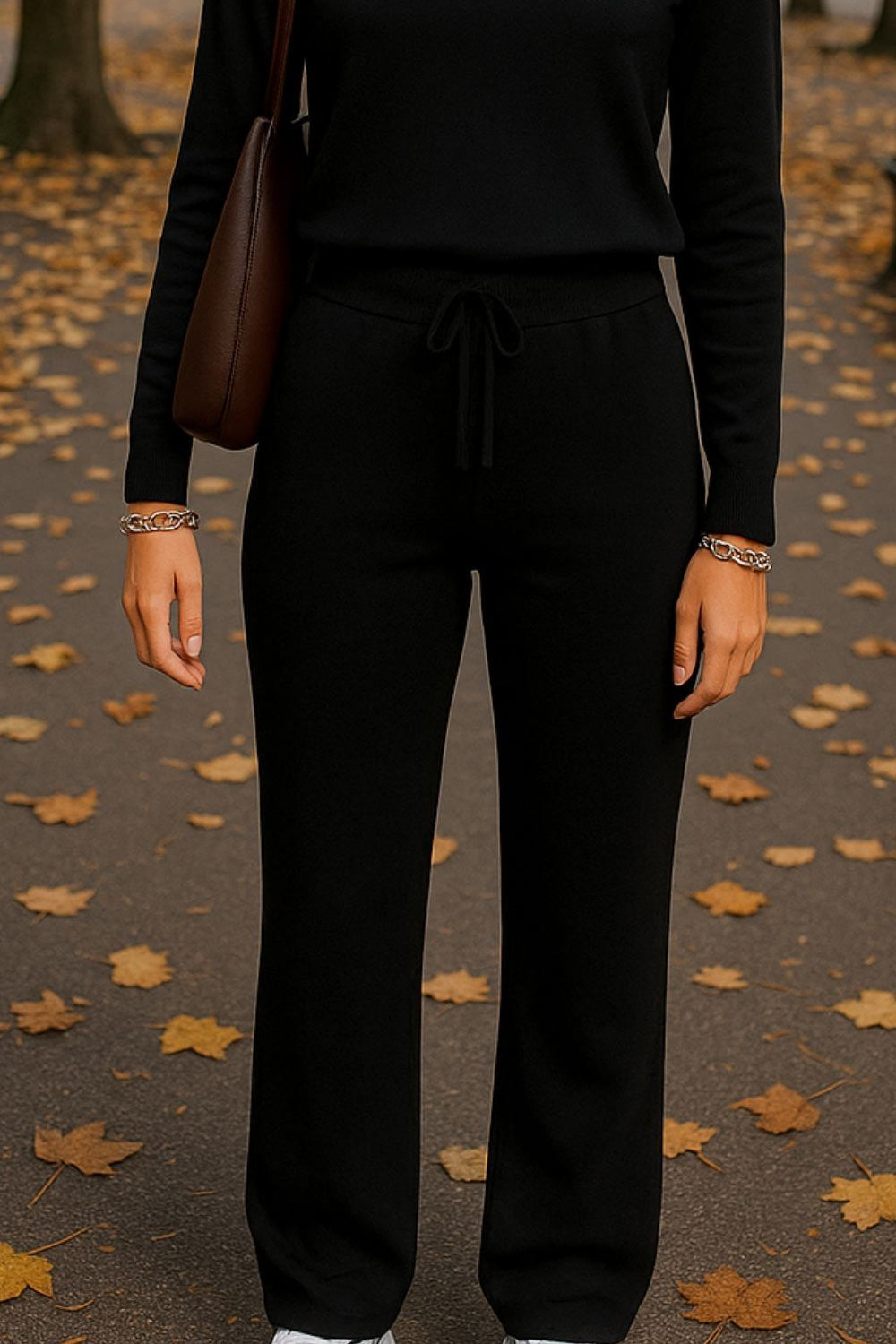 Pantalón de punto, fit flare, cintura media con pretina elástica y jareta frontal ajustable.