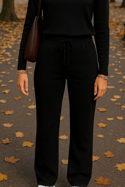 Pantalón de punto, fit flare, cintura media con pretina elástica y jareta frontal ajustable.