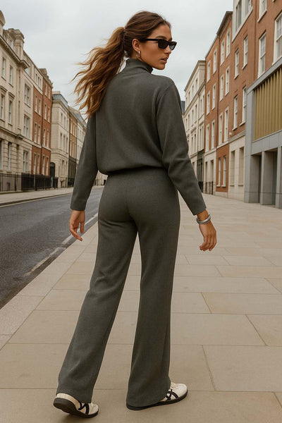 Pantalón de punto, fit flare, cintura media con pretina elástica y jareta frontal ajustable.