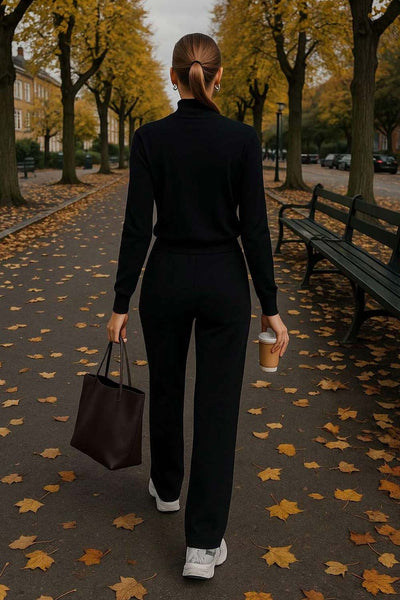 Pantalón de punto, fit flare, cintura media con pretina elástica y jareta frontal ajustable.