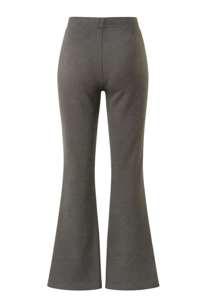 Pantalón de punto, fit flare, cintura media con pretina elástica y jareta frontal ajustable.