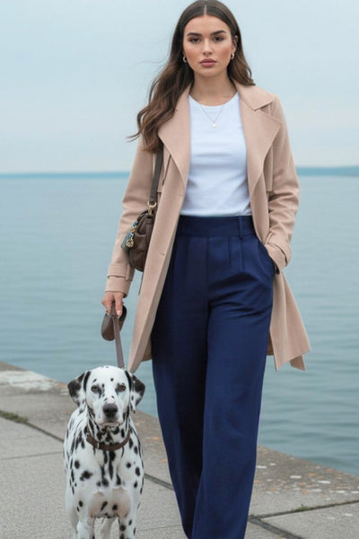 Pantalón fluido de fit wide leg, cintura alta con pretina elástica posterior, trabillas, pinzas frontales y bolsillos delanteros.