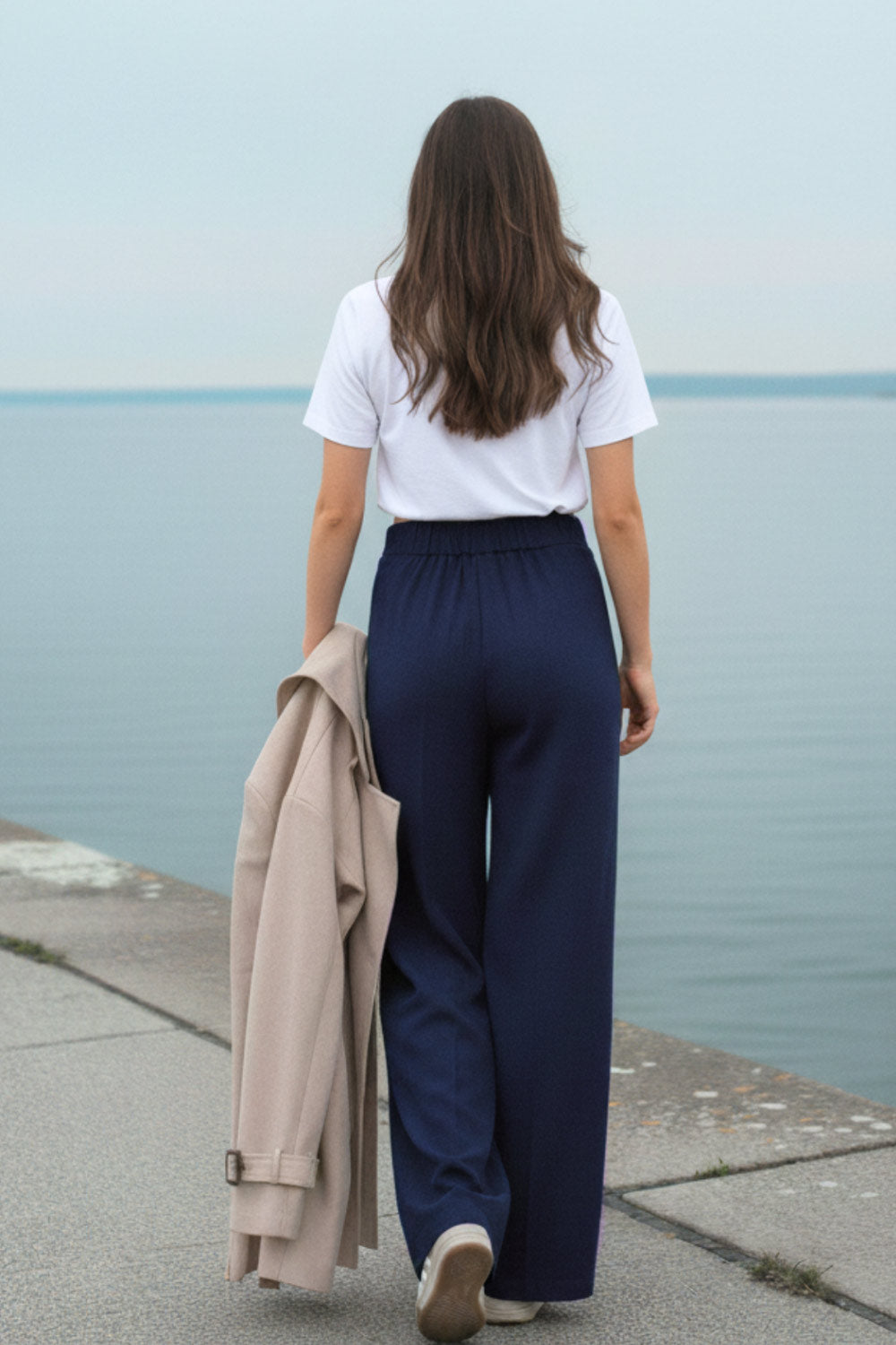 Pantalón fluido de fit wide leg, cintura alta con pretina elástica posterior, trabillas, pinzas frontales y bolsillos delanteros.