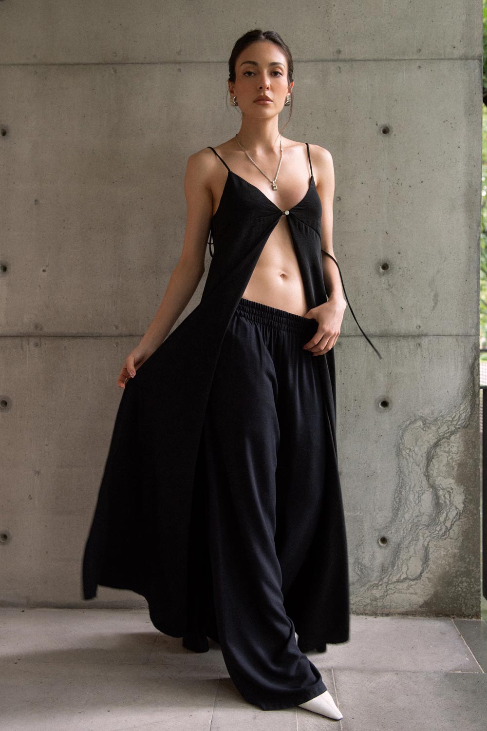 Pantalón fluido de fit wide leg, cintura alta con pretina elástica y bolsillos delanteros.