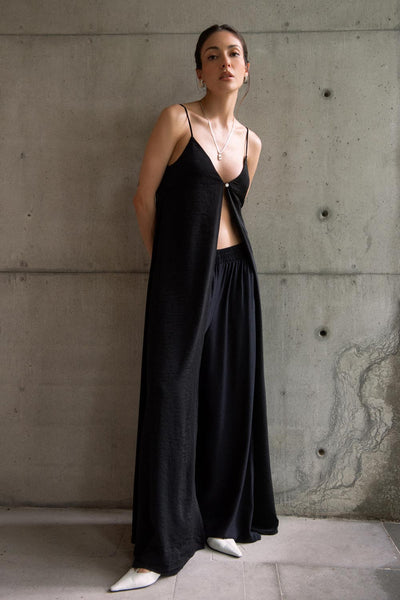 Pantalón fluido de fit wide leg, cintura alta con pretina elástica y bolsillos delanteros.