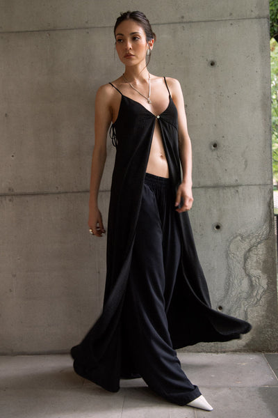 Pantalón fluido de fit wide leg, cintura alta con pretina elástica y bolsillos delanteros.