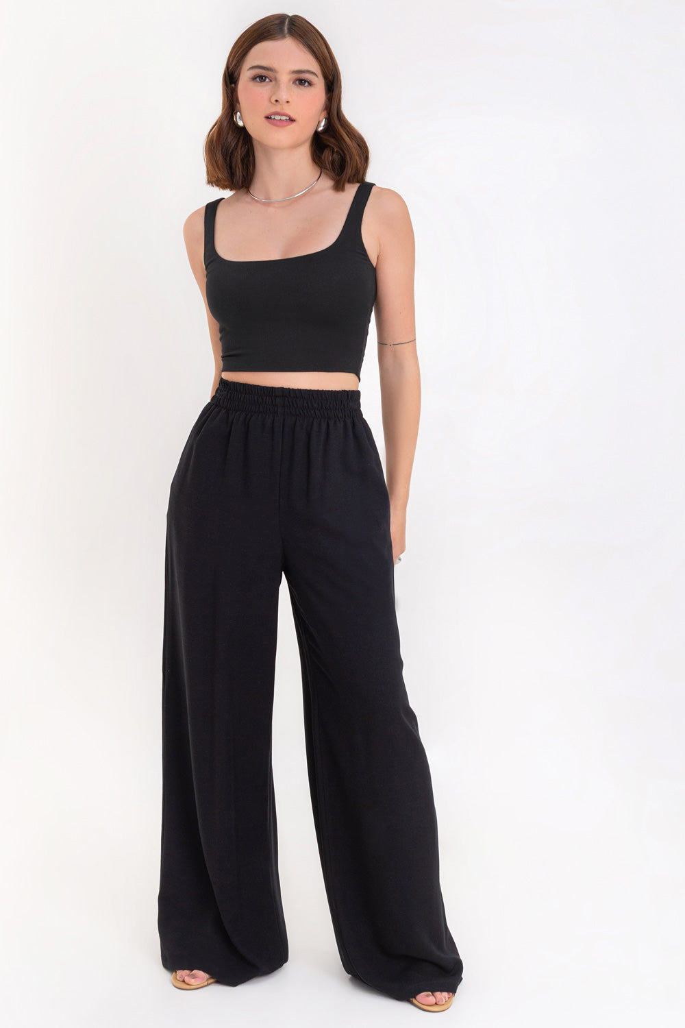 Pantalón fluido de fit wide leg, cintura alta con pretina elástica y bolsillos delanteros.