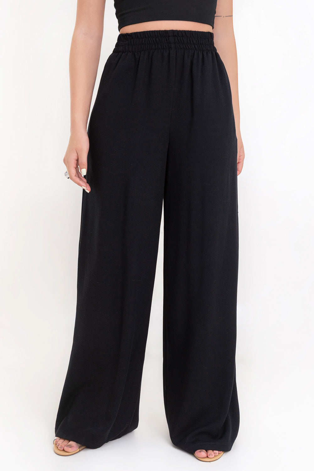 Pantalón fluido de fit wide leg, cintura alta con pretina elástica y bolsillos delanteros.