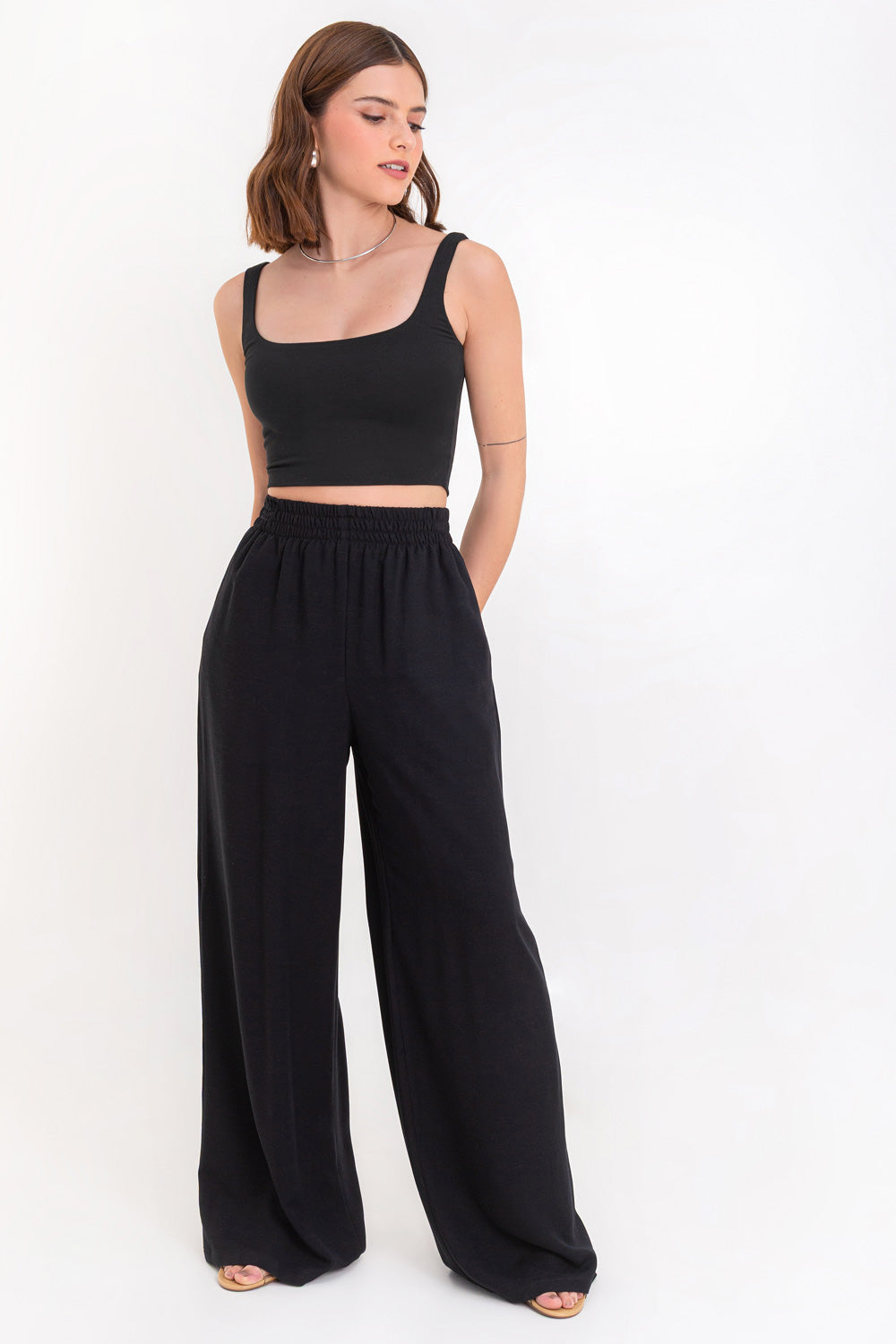 Pantalón fluido de fit wide leg, cintura alta con pretina elástica y bolsillos delanteros.