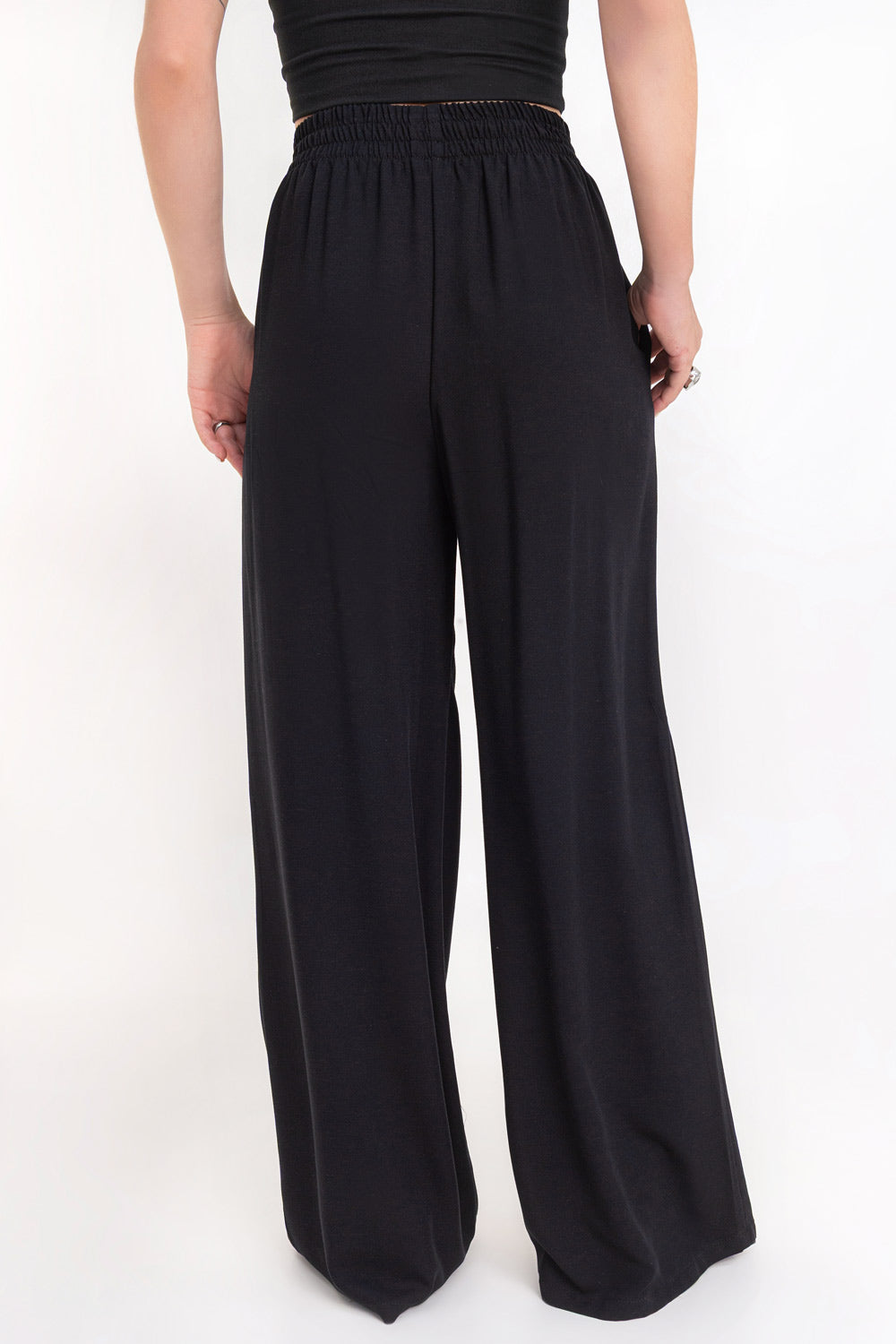 Pantalón fluido de fit wide leg, cintura alta con pretina elástica y bolsillos delanteros.
