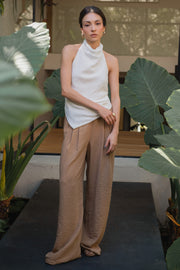 Pantalón fluido de fit recto, con pinzas frontales, cintura alta con pretina elástica posterior, bolsillos delanteros, cierre frontal con botón y cremallera oculta.