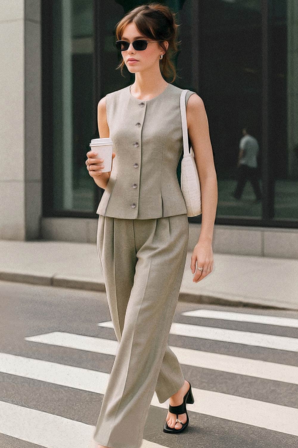 Pantalón de fit wide leg, cintura alta, con pretina y trabillas, bolsillos delanteros, pinzas frontales, cierre frontal con broche y cremallera ocultas.