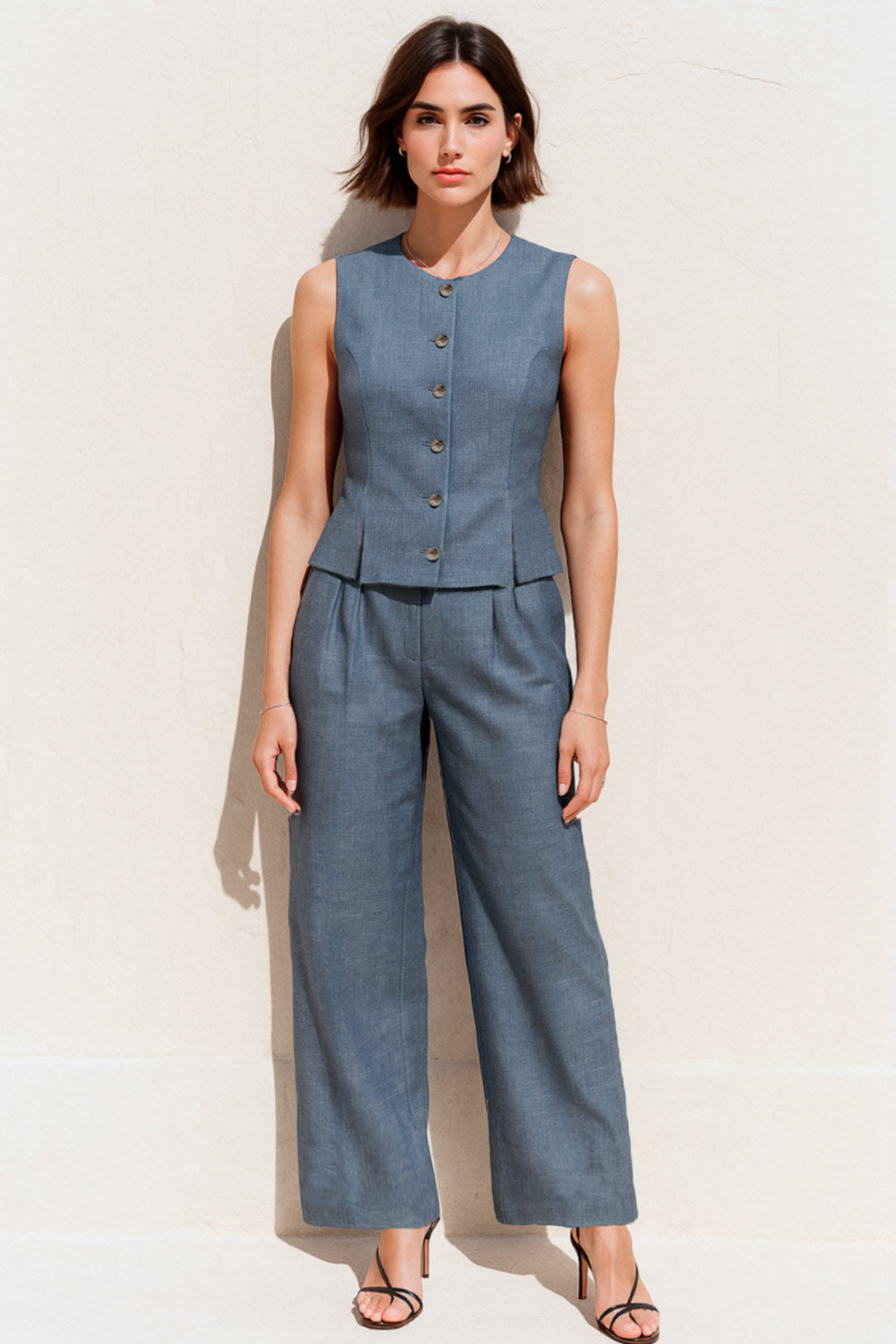 Pantalón de fit wide leg, cintura alta, con pretina y trabillas, bolsillos delanteros, pinzas frontales, cierre frontal con broche y cremallera ocultas.