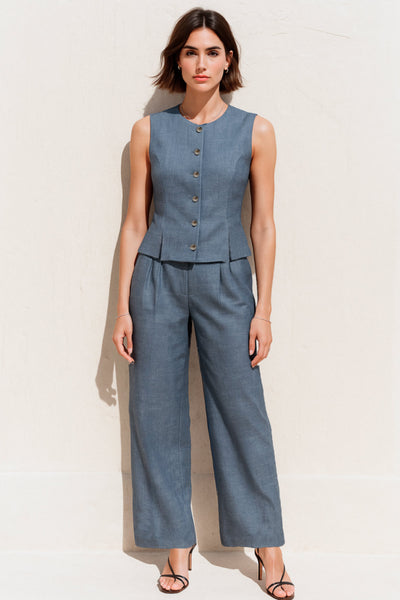 Pantalón de fit wide leg, cintura alta, con pretina y trabillas, bolsillos delanteros, pinzas frontales, cierre frontal con broche y cremallera ocultas.