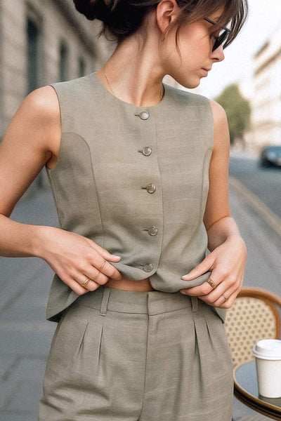 Pantalón de fit wide leg, cintura alta, con pretina y trabillas, bolsillos delanteros, pinzas frontales, cierre frontal con broche y cremallera ocultas.