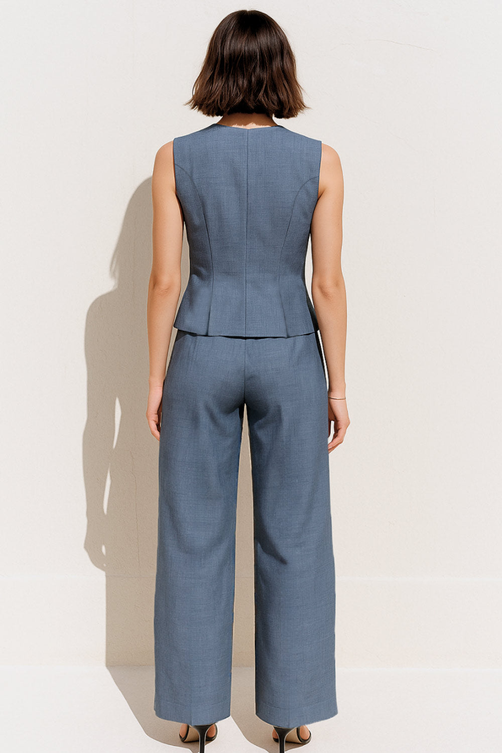 Pantalón de fit wide leg, cintura alta, con pretina y trabillas, bolsillos delanteros, pinzas frontales, cierre frontal con broche y cremallera ocultas.