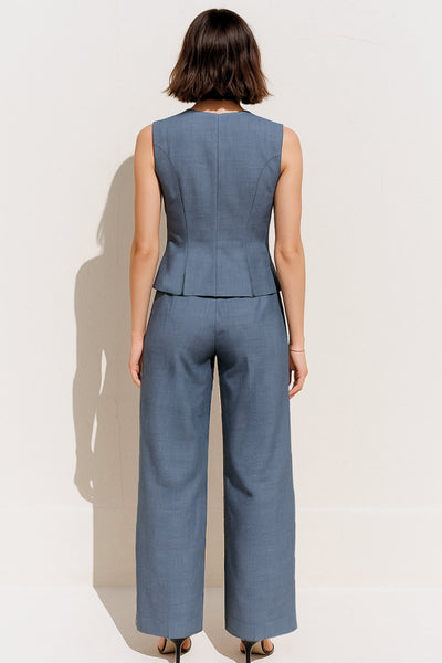 Pantalón de fit wide leg, cintura alta, con pretina y trabillas, bolsillos delanteros, pinzas frontales, cierre frontal con broche y cremallera ocultas.